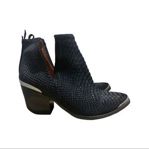 Jeffrey Campbell Cromwell suede bootie W.size 9M
